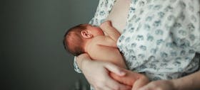 10 Tips Menyusui Bayi dengan Puting Datar atau Tertarik ke Dalam