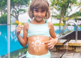 11 Rekomendasi Sunblock Anak yang Aman Buat Kulitnya