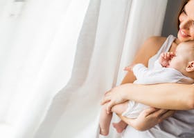 13 Manfaat dari Cara Menggendong Bayi yang Tepat