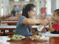 14 Cara Mengatasi Anak Susah Makan di Restoran