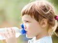 3 Cara Mensiasati Anak Tidak Suka Minum Air Putih yang Ampuh!