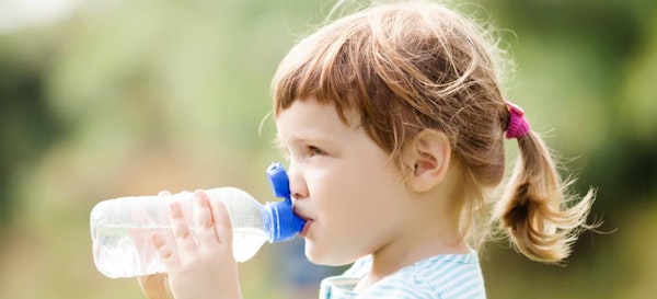 3 Cara Mensiasati Anak Tidak Suka Minum Air Putih yang Ampuh!