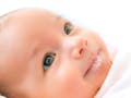4 Fakta Bayi Main Air Liur, Luruskan Mitos Rambut Rontok Ibu