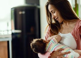 4 Posisi Menyusui Bayi Kembar Yang Bikin Ibu Merasa Nyaman