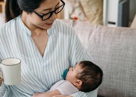4 Tips Menyusui Bayi dengan Tandem Nursing