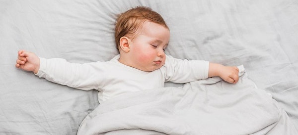 5 Alasan Bayi Berkeringat Saat Tidur. Berbahayakah?