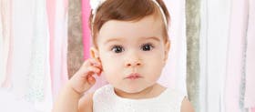 5 Alasan Bayi Menarik Telinga, Ibu Bisa Lakukan Ini