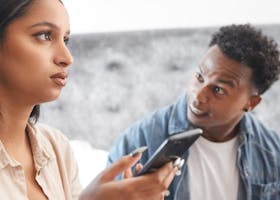 5 Alasan Ingin Membuka Hp Pasangan Dan Tips Menghindarinya!