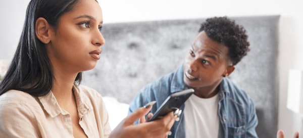 5 Alasan Ingin Membuka Hp Pasangan Dan Tips Menghindarinya!