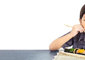 5 Aturan Mengajak Anak Makan Sushi Yang Perlu Diperhatikan