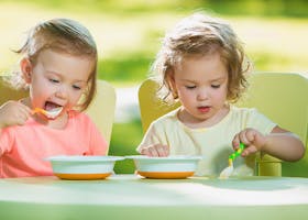5 Cara Mengajarkan Anak Makan Sendiri