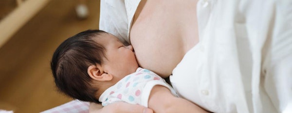 5 Cara Menyusui Bayi yang Hanya Suka di Satu Payudara