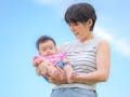 5 Komentar Negatif dan 14 Mitos Tentang Menggendong Bayi