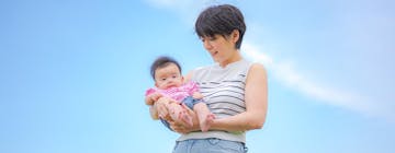 5 Komentar Negatif dan 14 Mitos Tentang Menggendong Bayi