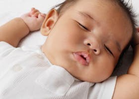 5 Penyebab Bayi Kaget Saat Tidur, Bukan Tanda Bahaya!