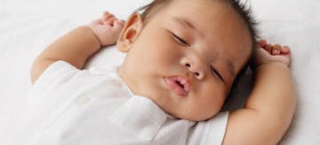 5 Penyebab Bayi Kaget Saat Tidur, Bukan Tanda Bahaya!