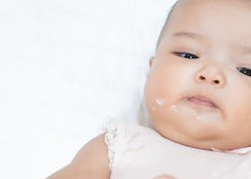 5 Penyebab Bayi Muntah Saat Tidur Dan Cara Mengatasinya