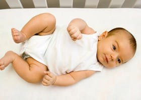 6 Penyebab Bayi Melihat Ke Atas dan Cara Mengatasinya!