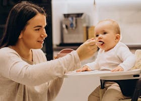 6 Rekomendasi Kursi Makan Bayi Pilihan Ibu