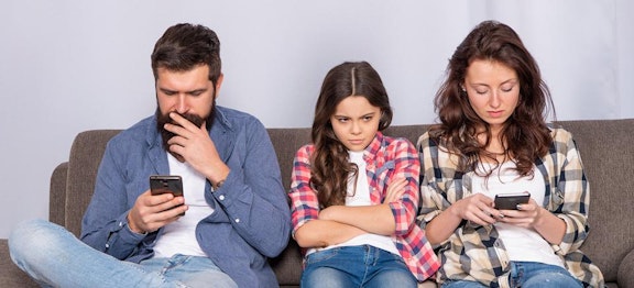 7 Cara Hindari Distracted Parenting Agar Anak Merasa Lebih Dihargai