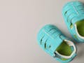 7 Tips Membeli Sepatu Untuk Bayi Belajar Berjalan