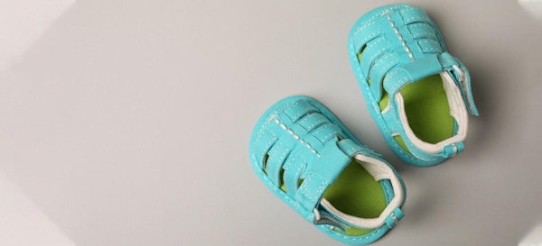 7 Tips Membeli Sepatu Untuk Bayi Belajar Berjalan