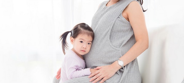 7 Tips Menyusui Saat Hamil dan Tantangan Baru Bagi Ibu