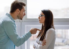 8 Cara Menghadapi Suami yang Selalu Membela Keluarganya