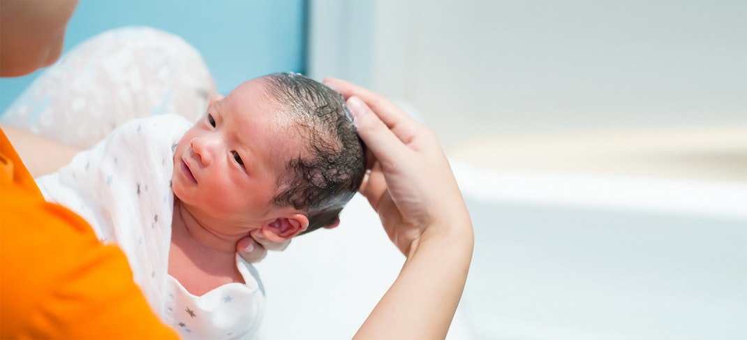 Apakah Rambut Bayi Wajib Digundul? Mitos atau Fakta?