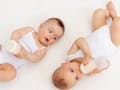 8 Cara Punya Anak Kembar
