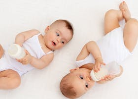 8 Cara Punya Anak Kembar