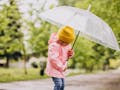 8 Manfaat Anak Main Hujan yang Wajib Orang Tua Ketahui!