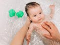 8 Rekomendasi Bak Mandi Bayi Lipat, Mudah Dibawa Bepergian!