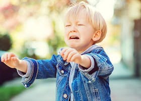 9 Cara Mengendalikan Emosi Anak dan Tips Ibu Lebih Bersabar