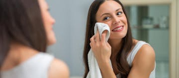 9 Rekomendasi Facial Wash Untuk Kulit Kering, Bikin Wajah Lembap Dan Cerah