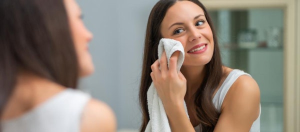 9 Rekomendasi Facial Wash Untuk Kulit Kering, Bikin Wajah Lembap Dan Cerah