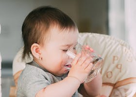 Jangan Asal, Ini lo Panduan Memberikan Air Putih untuk Bayi