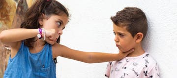 Anak Dipukul Teman, Jangan Dulu Emosi! Orang Tua Bisa Lakukan Ini