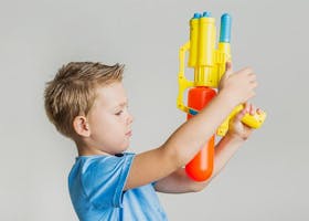 Anak Laki-laki dan Permainan Tembak-Tembakan