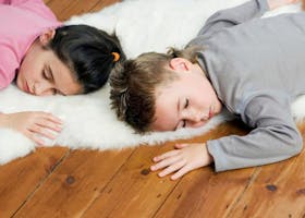 Anak Suka Tidur Di Lantai Rentan Masuk Angin, Ibu Harus Bagaimana? 