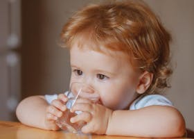 Anak Susah Minum Air Putih? Intip 5 Cara Mengatasinya!
