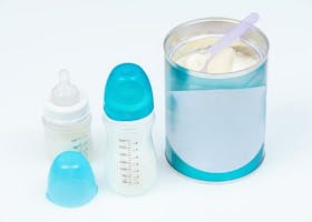 Apakah Botol Plastik dan Kaleng Susu Aman buat Bayi?