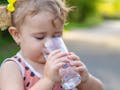 Awas! Ada Bahaya Bila Membiarkan Bayi Minum Air Putih Terlalu Dini