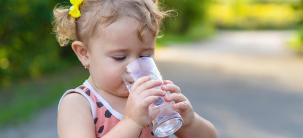 Awas! Ada Bahaya Bila Membiarkan Bayi Minum Air Putih Terlalu Dini