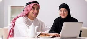 Bagaimana Hak Istri Dalam Gaji Suami menurut Islam?