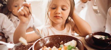 Bantu Latih Kemandirian, Ketahui Cara Mengajar Anak Makan Sendiri