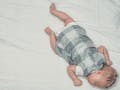 Bayi Tidur Tengkurap, Ini Manfaat Dan Risikonya