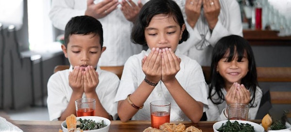 Belajar Doa Sebelum dan Sesudah Makan, Lengkap dengan Arti