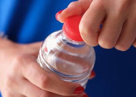 Bikin Pekerjaan Terhambat, Ini Cara Membuka Tutup Botol Yang Susah
