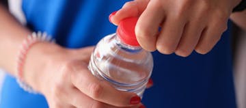 Bikin Pekerjaan Terhambat, Ini Cara Membuka Tutup Botol Yang Susah